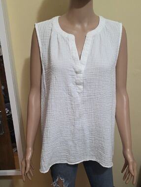 Sleeveless White Gauze Split-Neck Women's Top